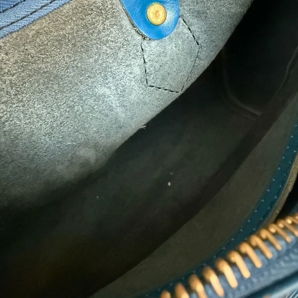 Authentic Louis Vuitton Speedy 25 – Blue Épi Leather – Vintage Classic - Picture 13 of 17